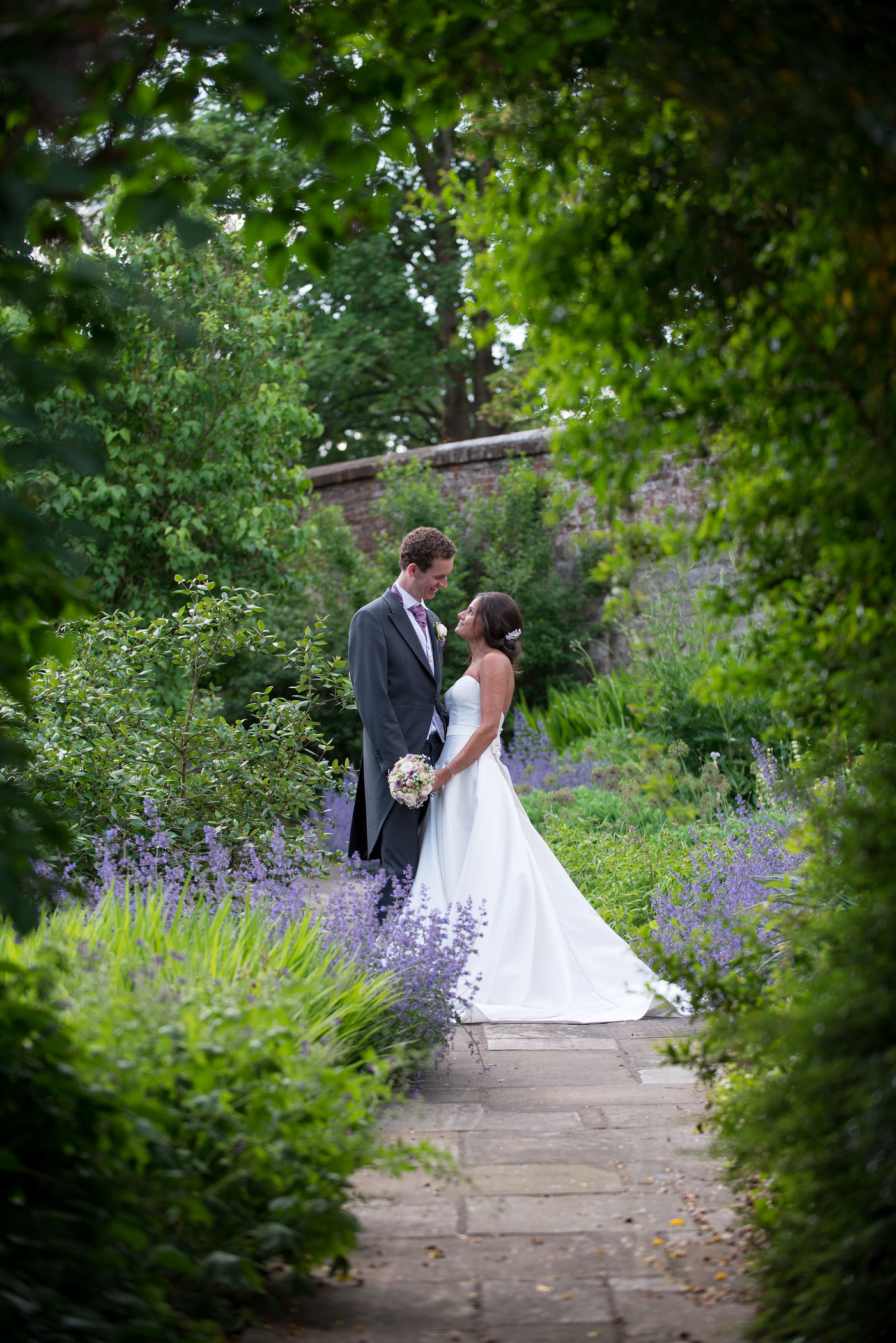 092-ella&laurence-farnhamcastlewedding